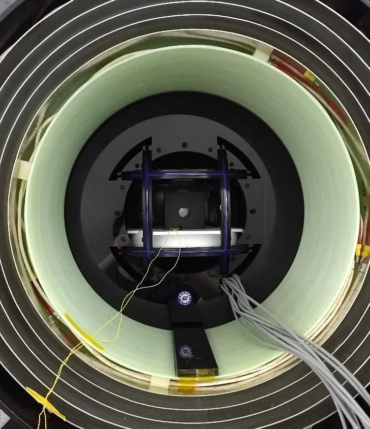 實驗系統的三維磁場線圈(置于磁屏蔽筒內 實驗系統的三維磁場線圈(置于磁屏蔽筒內